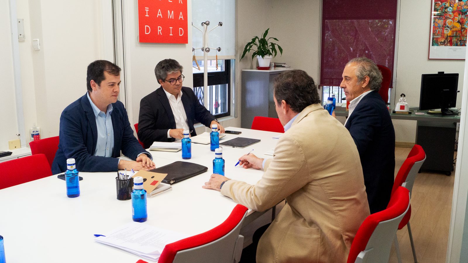 El Viceconsejero de Cultura, Turismo y Deporte, Daniel Martínez, y D.G. de Turismo y Hostelería de la CAM, Luis Martín, visitan las oficinas de Hostelería Madrid - La Viña