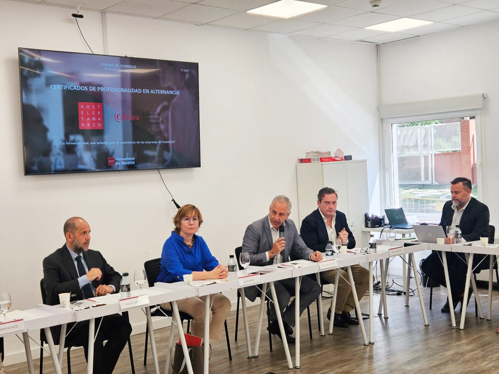 Hostelería Madrid y la Escuela de Hostelería y Turismo de la Cámara de Comercio presentan la primera promoción de formación en alternancia en hostelería - La Viña