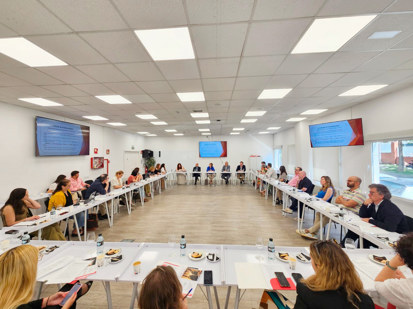 Hostelería Madrid y la Escuela de Hostelería y Turismo de la Cámara de Comercio presentan la primera promoción de formación en alternancia en hostelería - La Viña
