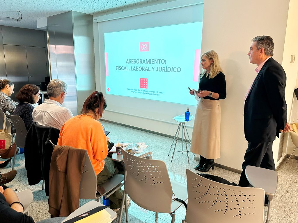 Nuria y Laureano presentando en el Hub Origen emprendimiento de Hostelería Madrid