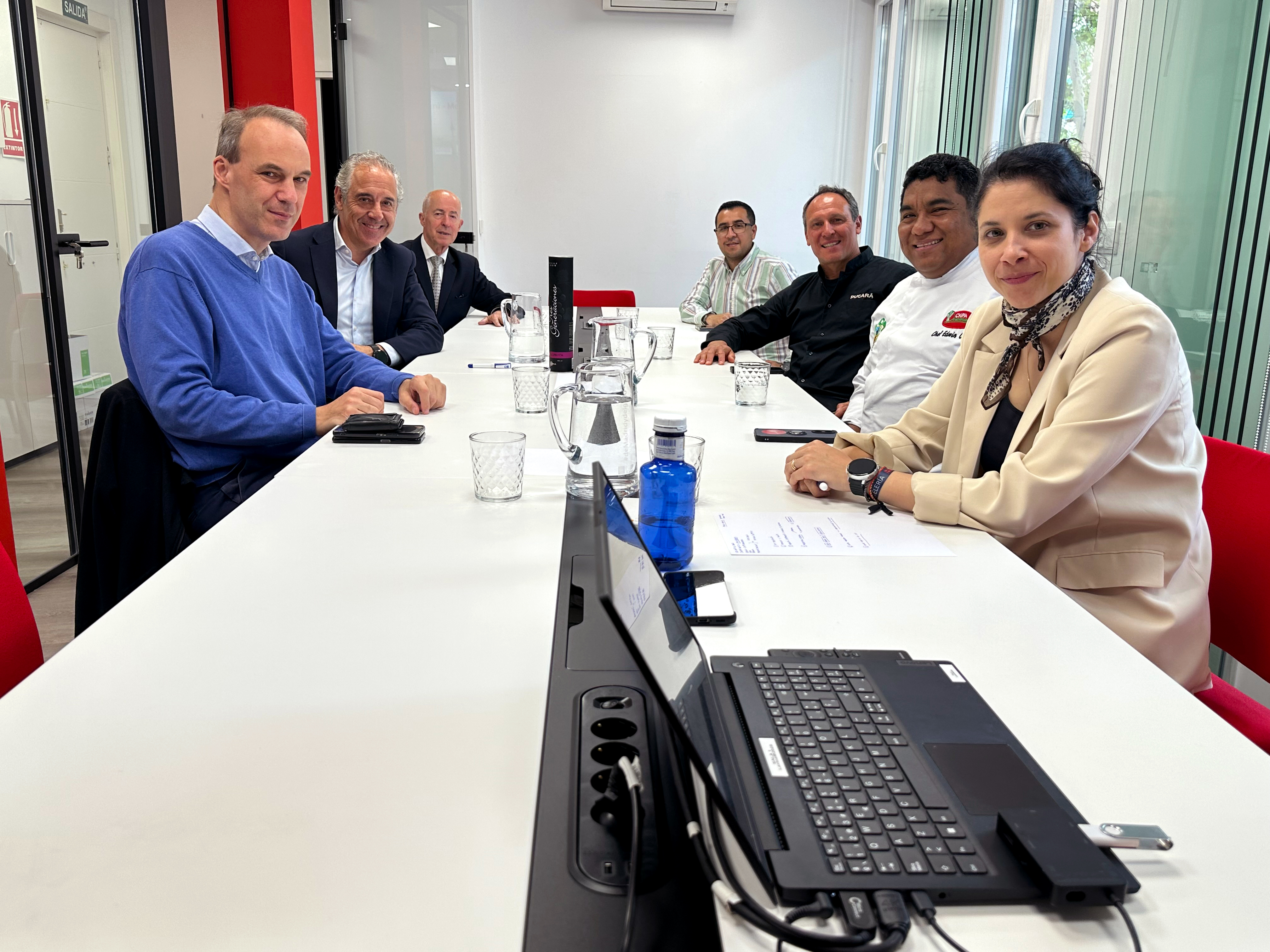 Hostelería Madrid se reúne con chefs y empresarios peruanos para intercambiar impresiones - La Viña