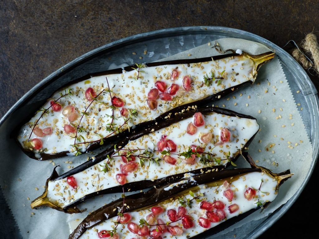 Directo al Paladar Berenjenas al horno con salsa de yogur y granada receta