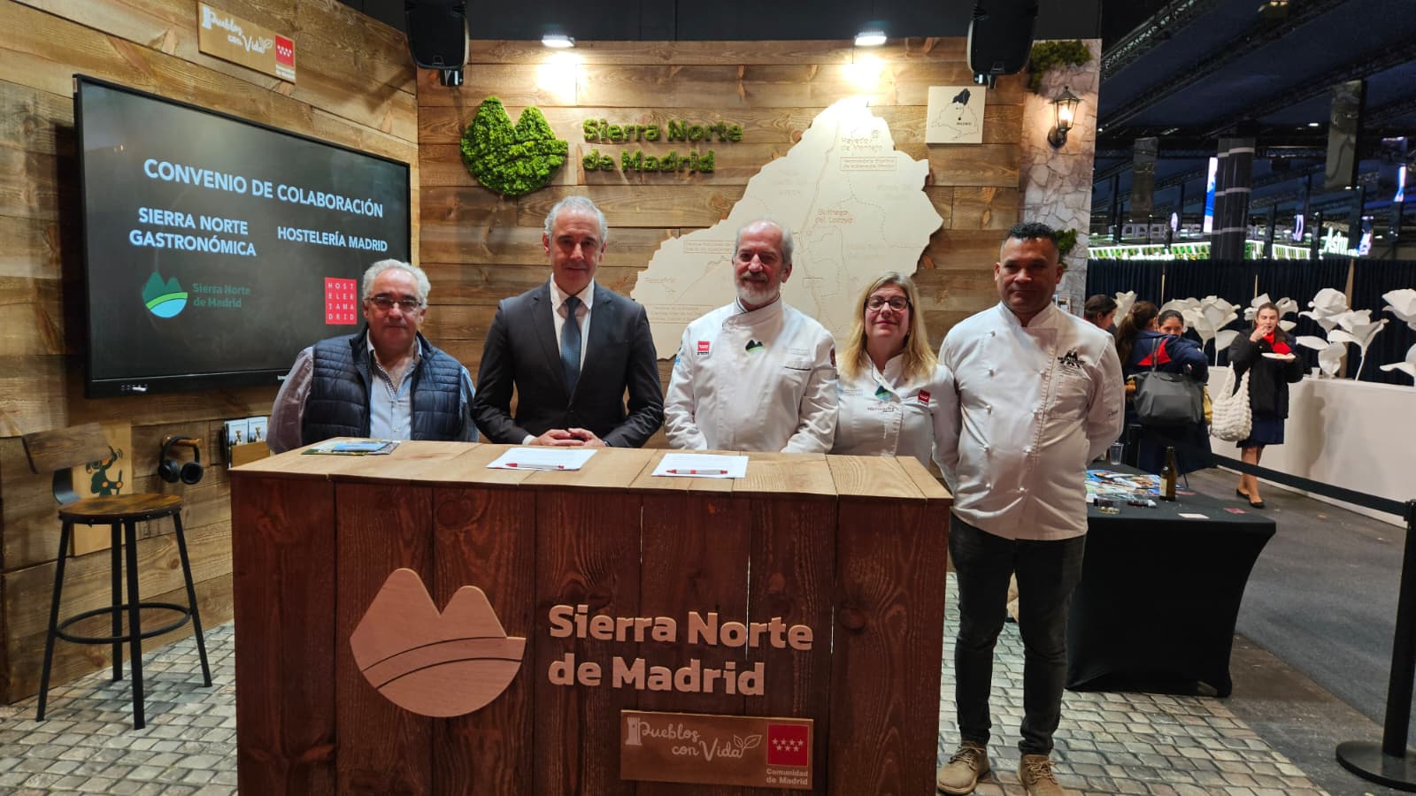 Hostelería Madrid cierra FITUR con la firma del Convenio de colaboración con Asociación Sierra Norte - La Viña